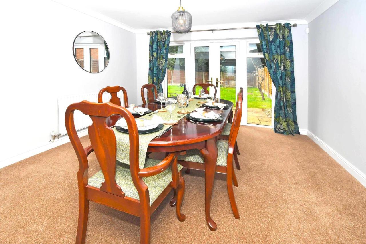 The Glade By Yourstays Huge Single Detached Holiday Home With Big Garden Ньюкасл-андер-Лайм Экстерьер фото